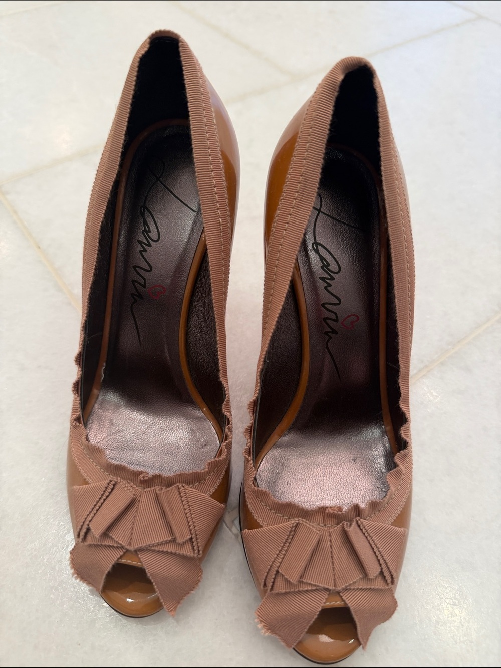 Lanvin size 37 Tan Open-Toe patent leather Heels with Bow Trim